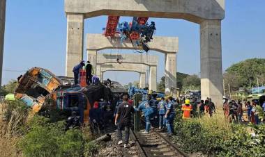 TRAGEDIA EN TAILANDIA: UNA GRÚA CAYÓ SOBRE UN TREN Y DEJÓ AL MENOS 30 MUERTOS Y 67 HERIDOS