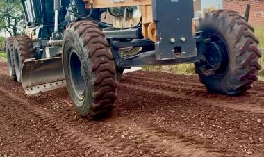 RESISTENCIA: AVANZAN LAS OBRAS DE RIPIO, PERFILADO Y APERTURA DE CALLES EN EL BARRIO MONTECARLO