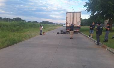 JOVEN EN GRAVE ESTADO AL CHOCAR SU MOTO CON UN ACOPLADO