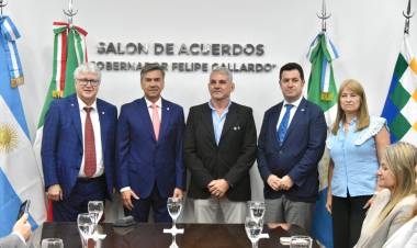 CASA DE GOBIERNO: EL GOBERNADOR ZDERO RECIBIÓ HOY A LA DELEGACIÓN ITALIANA DE UDINE