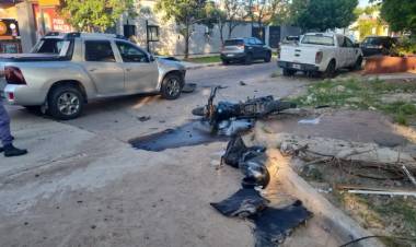 UN PENITENCIARIO TERMINÓ HOSPITALIZADO TRAS EL CHOQUE ENTRE UNA MOTO Y UNA CAMIONETA
