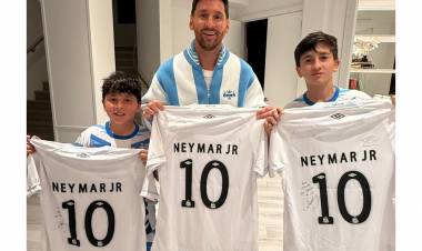 MESSI RECIBIÓ UN REGALO ESPECIAL DE NEYMAR
