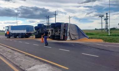 UN CAMIÓN CARGADO CON TONELADAS DE MAÍZ VOLCÓ SOBRE LA RUTA 95