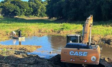 OPERATIVO DE LIMPIEZA EN EL RÍO NEGRO FRENTE AL CLUB REGATAS RESISTENCIA