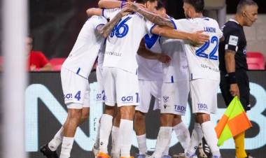 VÉLEZ LE GANÓ A ESTUDIANTES DE LA PLATA Y SE AFIANZÓ EN LO ALTO DE LA ZONA A DEL TORNEO APERTURA
