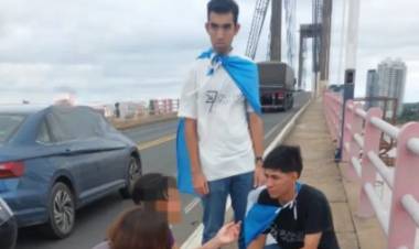 LOS "ÁNGELES DEL PUENTE" EVITARON QUE UNA MUJER SE ARROJE AL PARANÁ