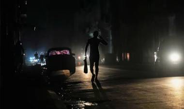 UNA RED ELÉCTRICA OBSOLETA Y EL BLOQUEO PETROLERO HUNDEN A CUBA EN UN NUEVO APAGÓN NACIONAL