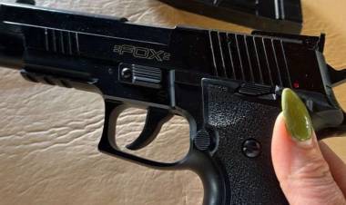 UN ALUMNO ENTRÓ CON UN ARMA A UNA ESCUELA Y LE HABRÍA APUNTADO A SUS COMPAÑEROS