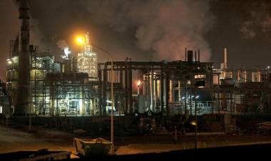 OFENSIVA AÉREA GOLPEA CENTROS PETROQUÍMICOS ESTRATÉGICOS EN EL SUDOESTE DE IRÁN