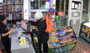 ENTRÓ A PUNTA DE PISTOLA A UN KIOSCO Y EN UN MINUTO SE LLEVÓ UNA COMPUTADORA, CELULAR Y DINERO