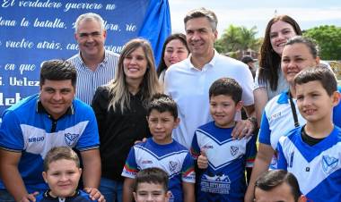 TRES ISLETAS: EL GOBERNADOR ZDERO ACOMPAÑÓ LOS 90 AÑOS DEL CLUB VÉLEZ SARSFIELD Y ENTREGÓ EQUIPAMIENTO DEPORTIVO