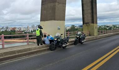 LOS ÁNGELES DEL PUENTE Y GENDARMERÍA SALVARON A UN JOVEN QUE INTENTÓ ARROJARSE AL PARANÁ