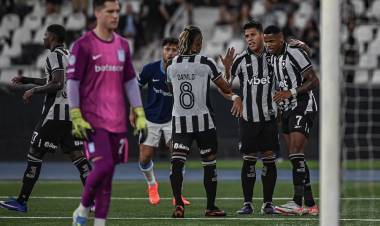 RACING PERDIÓ EN BRASIL Y ESTÁ CERCA DE LA ELIMINACIÓN