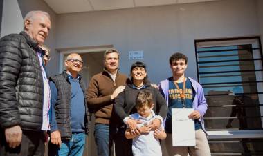 CHACRA 214: CON INCLUSIÓN Y TRANSPARENCIA, EL GOBERNADOR ZDERO ENTREGÓ MÁS VIVIENDAS EN RESISTENCIA