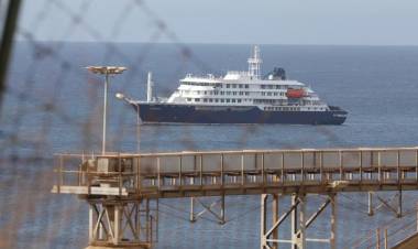 EL CRUCERO 'AMBITION' EN CUARENTENA: CONFINAN A 1.700 PERSONAS EN FRANCIA TRAS LA MUERTE DE UN PASAJERO