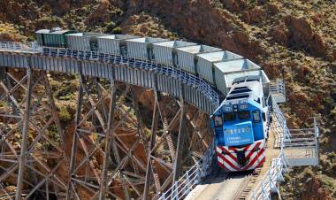 POR QUÉ EL HISTÓRICO TREN ARGENTINO C-14 SIEMPRE TOCA BOCINA AL PASAR POR UNO DE LOS LUGARES MÁS PELIGROSOS DE LA CORDILLERA DE LOS ANDES
