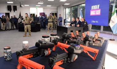 SEGURIDAD Y MODERNIZACIÓN: ZDERO PRESENTÓ LAS PISTOLAS TASER QUE COMENZARÁ A UTILIZAR LA POLICÍA DEL CHACO