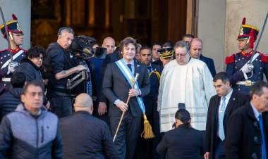 JAVIER MILEI ASISTE AL TEDEUM Y ENSAYA UNA FOTO DE UNIDAD, PESE A QUE LA INTERNA NO AFLOJA