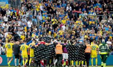 EL DANÉS CHRISTIAN ERIKSEN VOLVIÓ A DESPLOMARSE EN UNA CANCHA