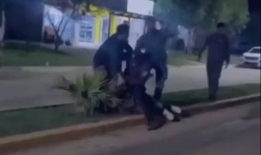 SANTA SYLVINA: APARTARON A UN POLICÍA QUE PATEÓ A UN DEMORADO TRAS UNA TRIFULCA