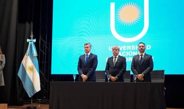 ”LA UNNE ES UNA USINA DE CONOCIMIENTO PARA LA REGIÓN”, AFIRMÓ ZDERO AL ACOMPAÑAR LA ASUNCIÓN DE LARROZA