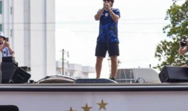 BANDERAZO EN MIAMI: CIRO SE SUBIÓ AL TECHO DE UN AUTO Y CANTÓ PARA LOS HINCHAS PRESENTES