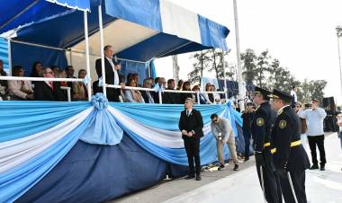 VILLA ÁNGELA: MULTITUDINARIO ACOMPAÑAMIENTO DE LA COMUNIDAD AL ACTO DEL 9 DE JULIO