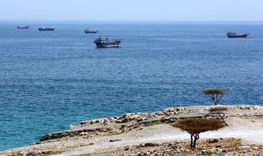 IRÁN LANZÓ MISILES CONTRA BUQUES PETROLEROS DE EMIRATOS ÁRABES EN EL ESTRECHO DE ORMUZ: UN MUERTO