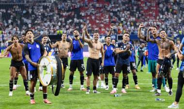 LA BOTELLA DE PICKFORD QUE SORPRENDIÓ A MESSI Y A TODO EL PLANTEL ARGENTINO TRAS EL TRIUNFO ANTE INGLATERRA