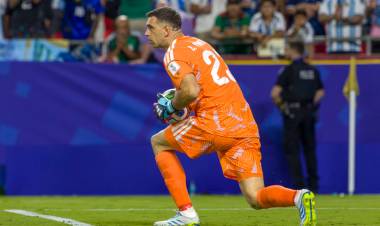 PREOCUPACIÓN EN LA SELECCIÓN ARGENTINA: EL “DIBU” MARTÍNEZ ANALIZA LA POSIBILIDAD DE “DAR UN PASO AL COSTADO”