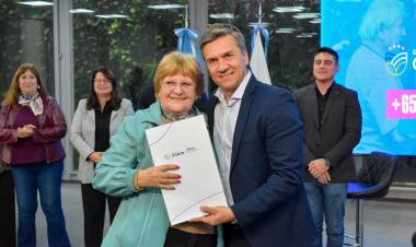 EL GOBERNADOR ZDERO ENTREGÓ 50 TÍTULOS DE PROPIEDAD A FAMILIAS DE RESISTENCIA QUE ESPERARON MÁS DE 45 AÑOS