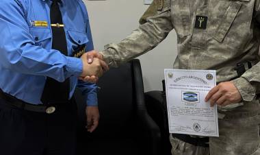 JEFATURA DE POLICIA: RECONOCIMIENTO A AGENTE QUE APROBÓ EL CURSO BÁSICO DE SELECCIÓN Y FORMACIÓN DE BUZOS DEL EJÉRCITO ARGENTINO