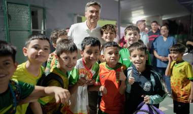 VILLA RÍO NEGRO: EL GOBERNADOR ZDERO ENTREGÓ ELEMENTOS Y RATIFICÓ MÁS APOYO PARA EL CLUB DEPORTIVO LUJÁN