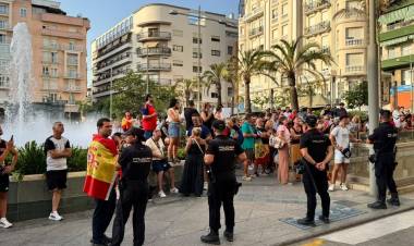 MILES DE MANIFESTANTES SALEN A LAS CALLES EN CEUTA PARA PROTESTAR POR LA CRISIS MIGRATORIA