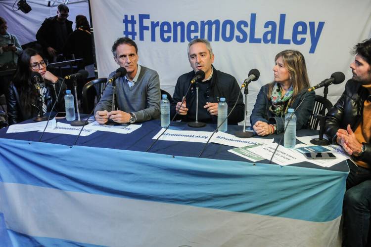 COMENZÓ LA VIGILIA FRENTE AL CONGRESO PARA "FRENAR" LA LEY BASES Y EL PAQUETE FISCAL