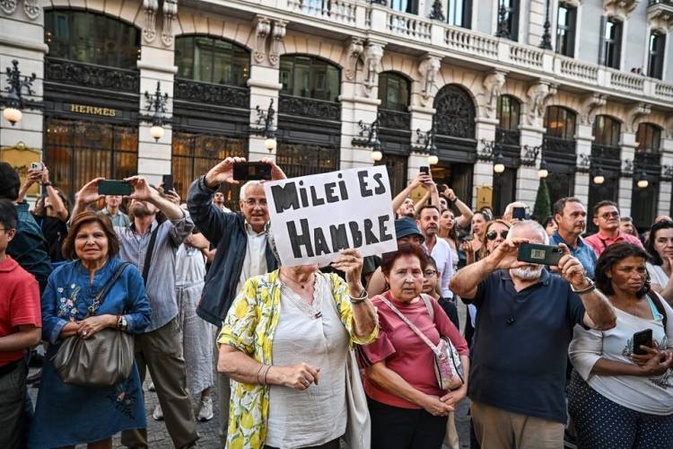 REPUDIOS Y APLAUSOS: CHOQUE DE CONCENTRACIONES POR LA VISITA DE MILEI A MADRID