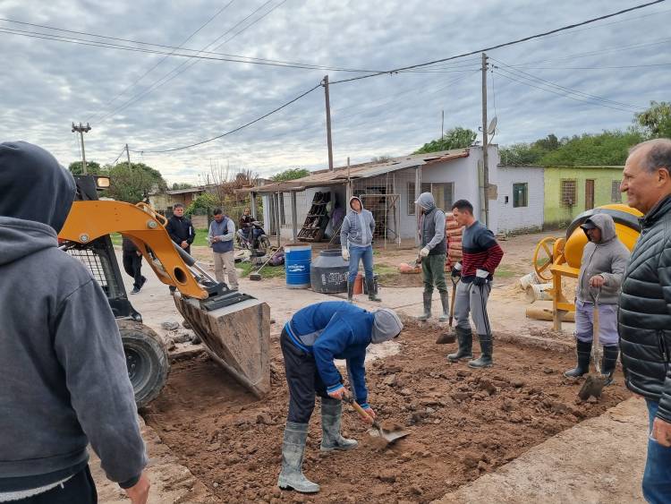 VILLA ÁNGELA: INTERVENCIÓN MUNICIPAL EN LIMPIEZA, BARRIDO, RECOLECCIÓN DE RAMAS Y BACHEO