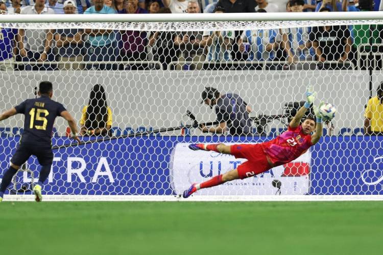 COPA AMÉRICA: CON EL DIBU COMO HÉROE, ARGENTINA VENCIÓ A ECUADOR POR PENALES Y ESTÁ EN LA SEMIFINAL