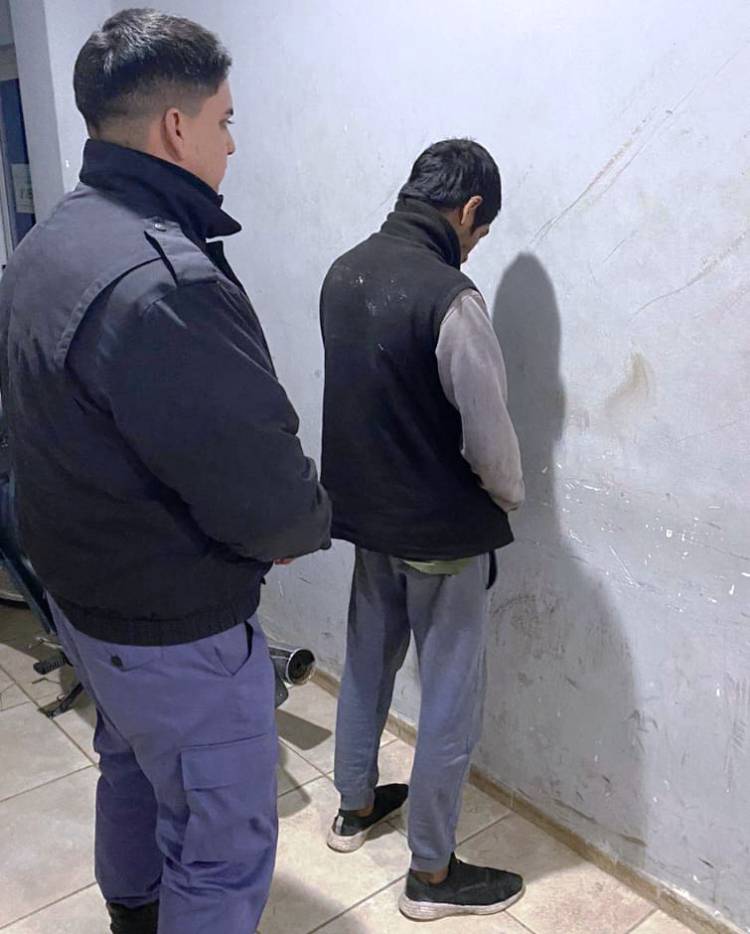 VILLA ÁNGELA: AMENAZO A UNA EMPLEADA DE QUE PORTABAN ARMAS Y LLEVO $30, 000   