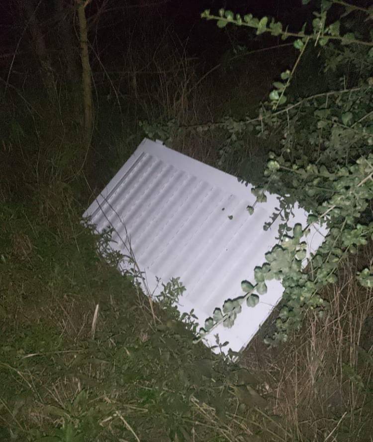 VILLA ÁNGELA: LA POLICÍA RECUPERO UNA HOJA DE UNA VENTANA DE ALUMINIO   