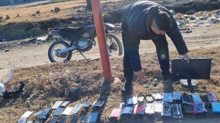 INVESTIGADORES RECUPERARON LO ROBADO A UNA TIENDA DE INSUMOS PARA CELULARES