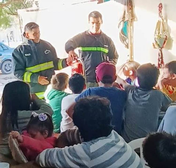 VILLA ÁNGELA: BRINDARON UNA CHARLA A NIÑOS SOBRE LA FUNCIÓN DEL BOMBERO