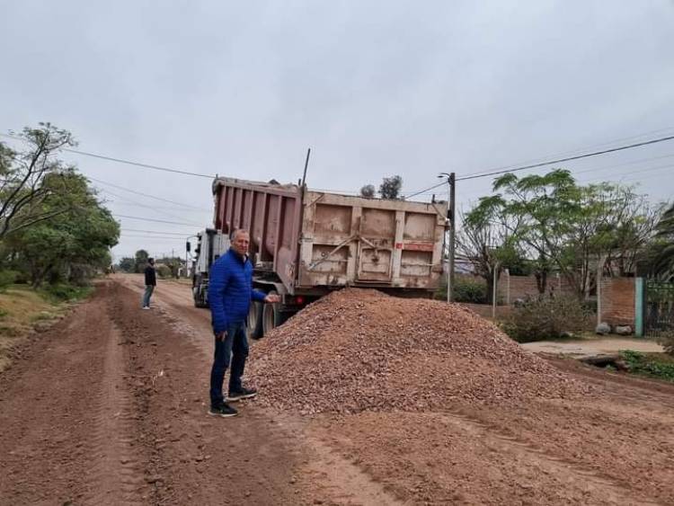 EL INTENDENTE PAPP ANUNCIA LA COMPRA DE CAMIONES Y CONTINÚA CON LOS TRABAJOS DE RIPIADO EN VILLA ÁNGELA