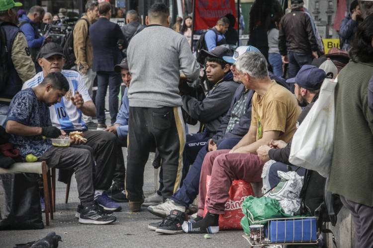 CIEN OLLAS POPULARES PARA FRENAR EL HAMBRE