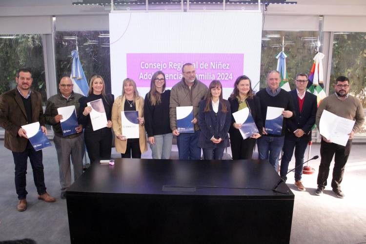 CON LA FIRMA DEL ACTA FUNDACIONAL, SE CONFORMÓ LA REGIÓN METROPOLITANA DEL CONSEJO PROVINCIAL DE NIÑEZ, ADOLESCENCIA Y FAMILIA