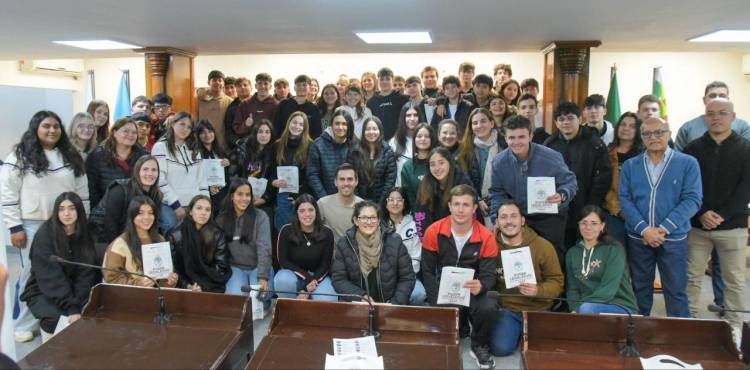 LA LEGISLATURA RECIBIÓ A ESTUDIANTES DE JUAN JOSÉ CASTRLLI Y VILLA ÁNGELA