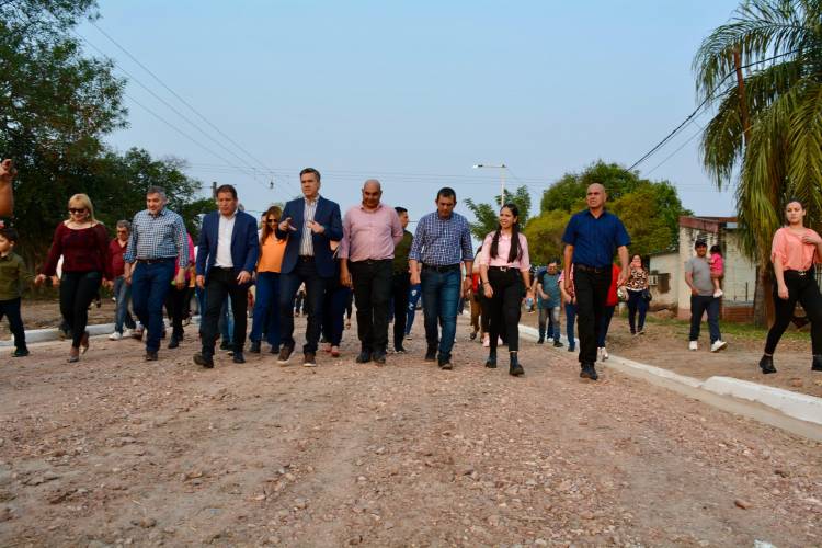 OBRAS PARA PRESIDENCIA ROCA: INAUGURACIÓN DE RIPIO Y CORDÓN CUNETA PARA LA COMUNIDAD