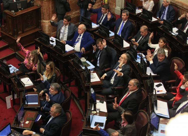 EL SENADO SE AUMENTA LAS DIETAS EN UN 6,5% Y PASARÁN A COBRAR $ 9 MILLONES