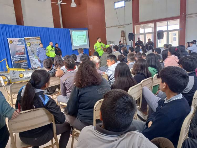 PATRULLA VIAL VILLA ÁNGELA: JORNADA DE EDUCACIÓN VIAL PARA ALUMNOS DE LA EET N° 49 DE SANTA SYLVINA