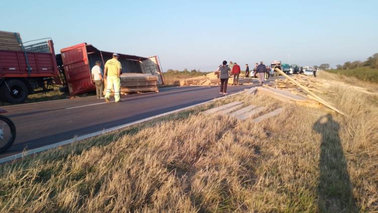 UN CAMION VOLCÓ SU ACOPLADO EN LA RUTA 16: NO HUBO LESIONADOS